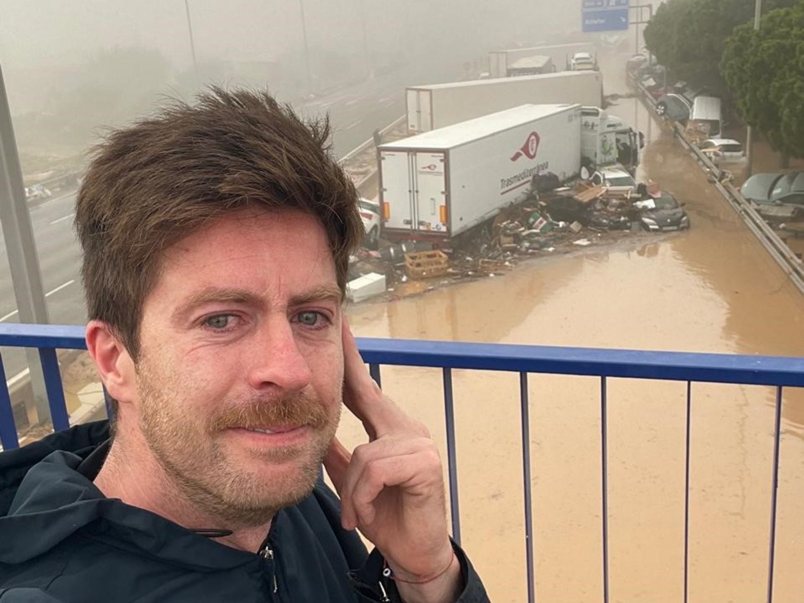 devastación, gente ahogada por no trepar a un árbol, la dicha de vivir y la pena por los muertos.