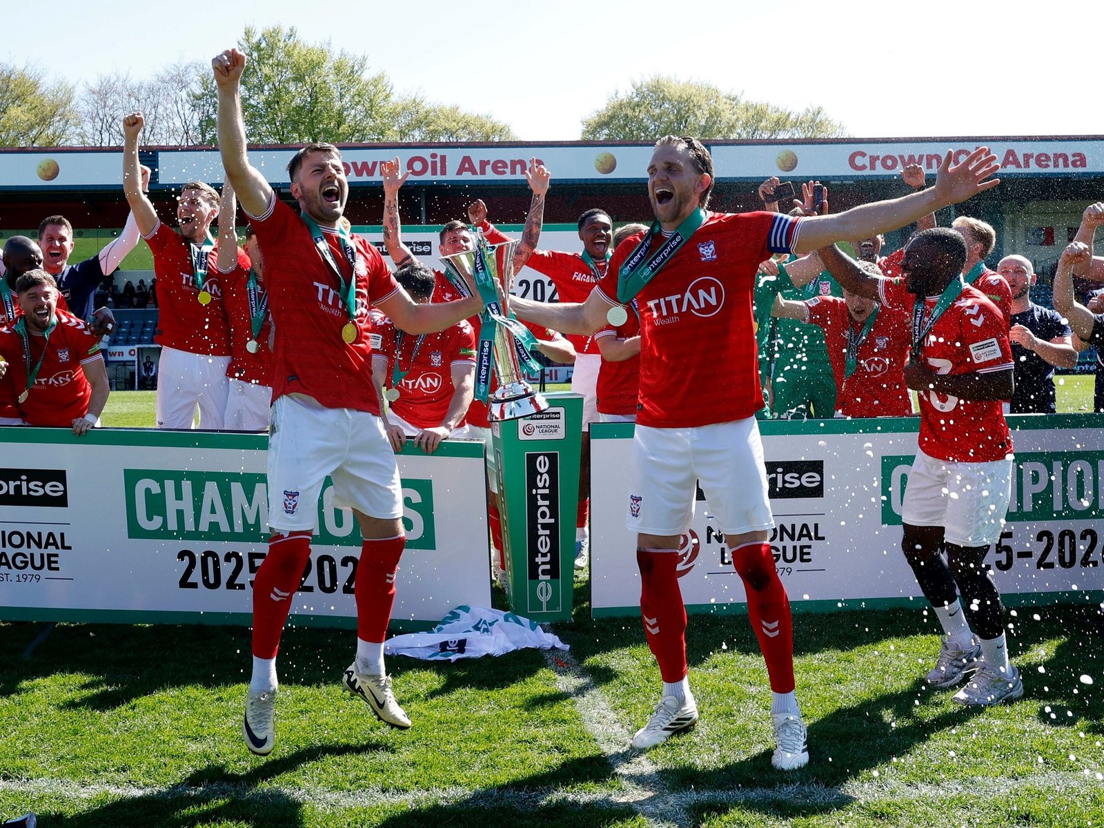 dos goles en tiempo añadido y dos invasiones masivas al campo en la quinta división inglesa