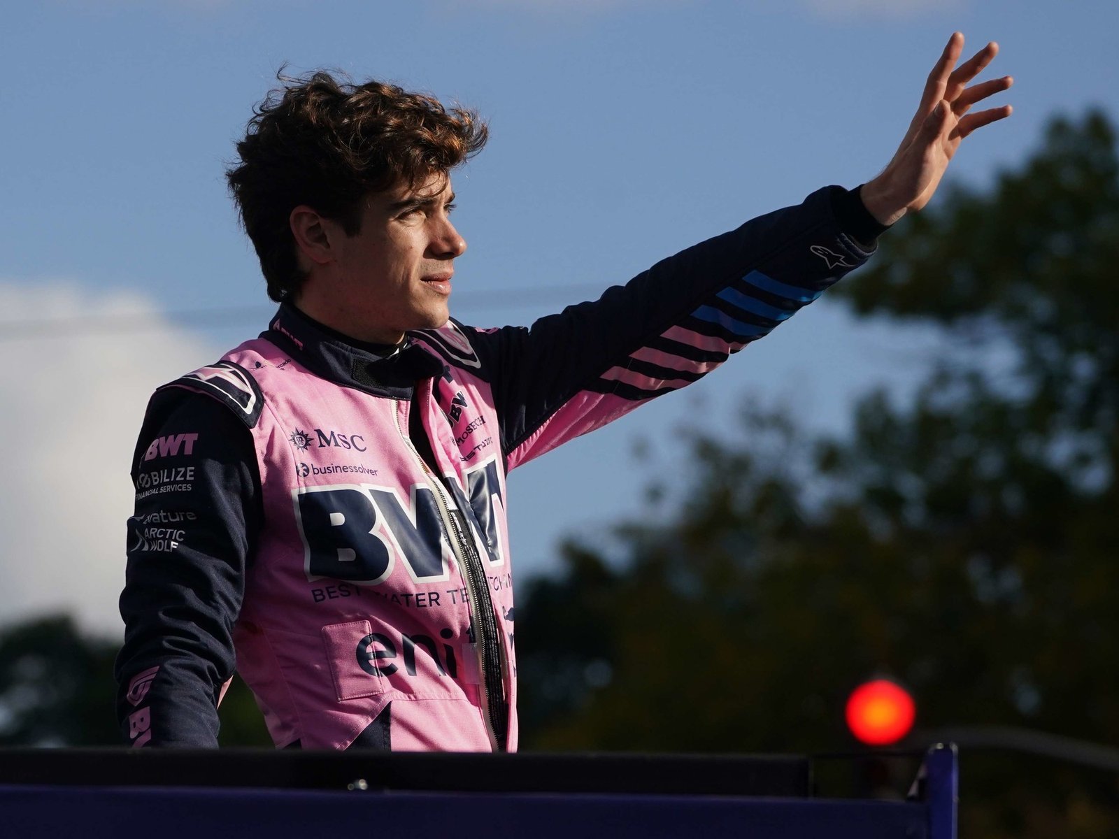 el aura del eslabón perdido que une generaciones