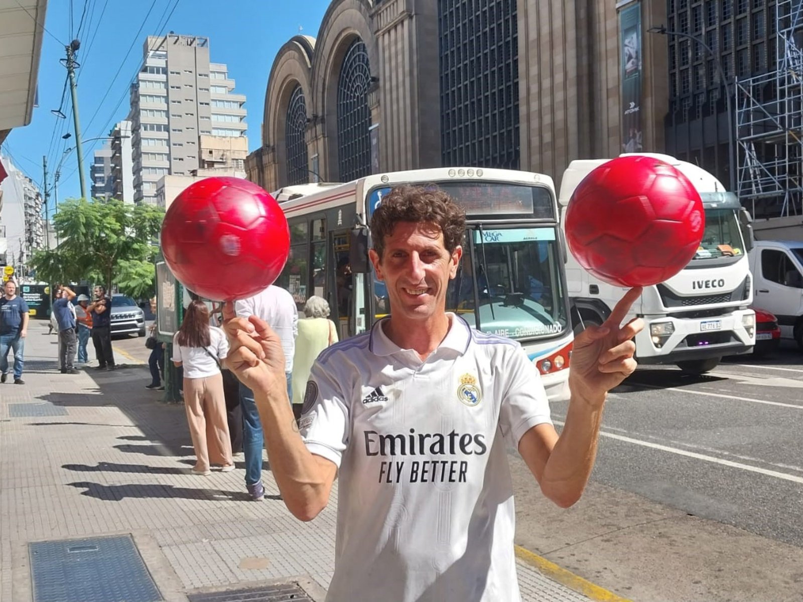 el crack de los semáforos que lleva 15 años haciendo magia en las esquinas