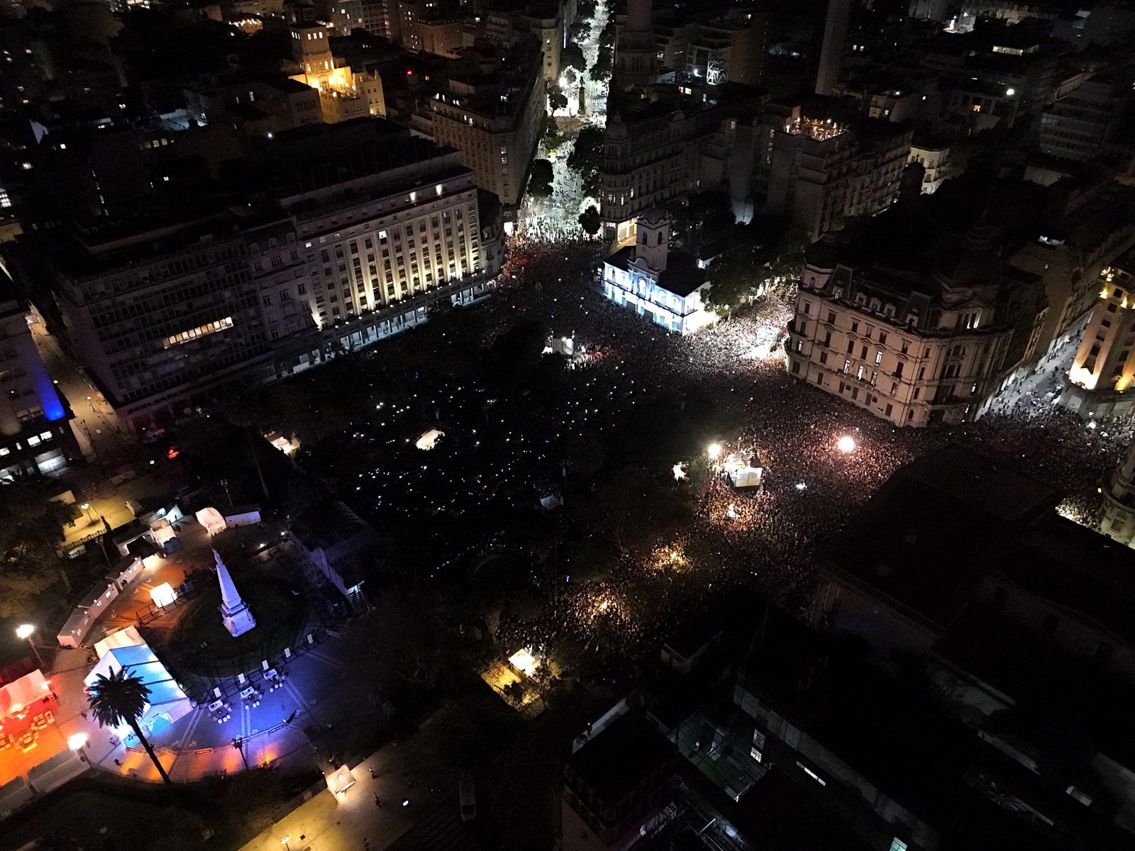el cura DJ que toca para una multitud en homenaje al Papa Francisco