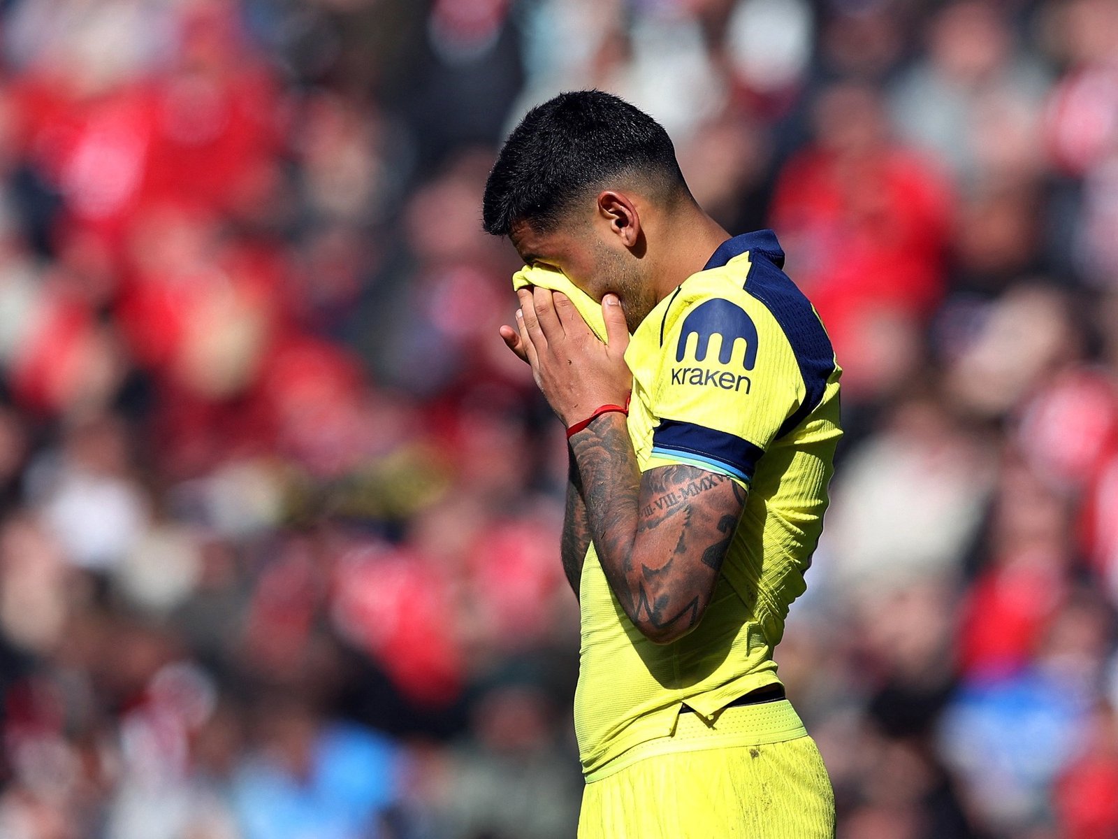 el futbolista se mostró rengueando y vendado mientras un hincha le hizo una broma pesada