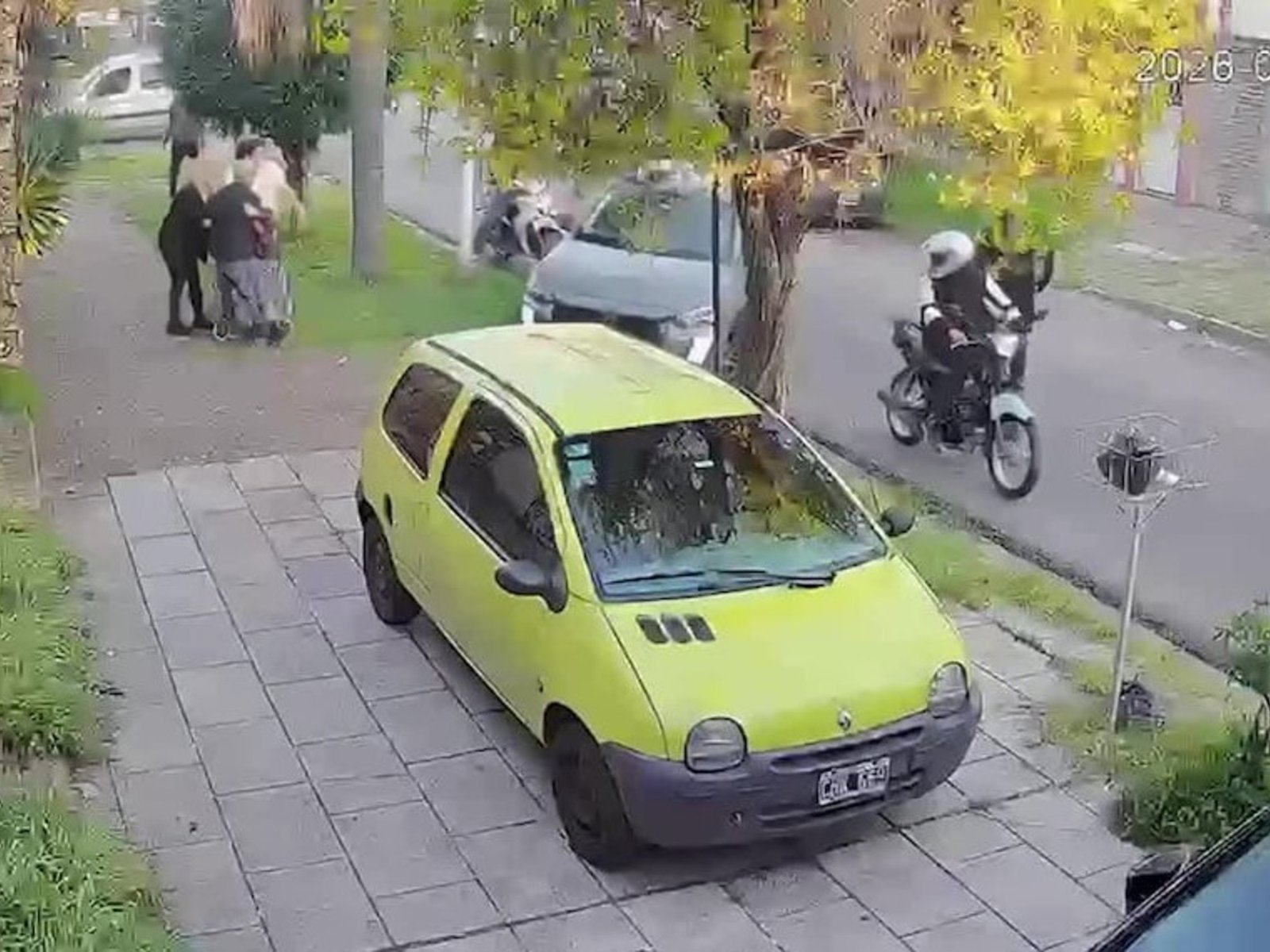 el grito de motochorros que asaltaron a una familia y obligaron a sacar del auto a una mujer en silla de ruedas