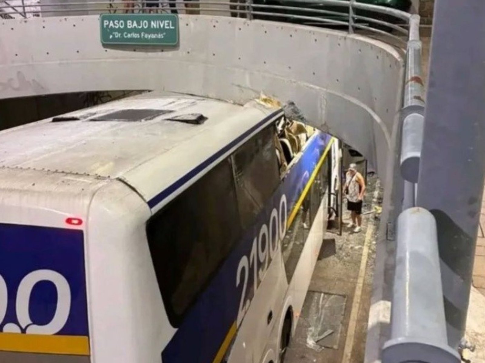 el micro que los trasladaba se incrustó en un paso bajo nivel, hubo heridos