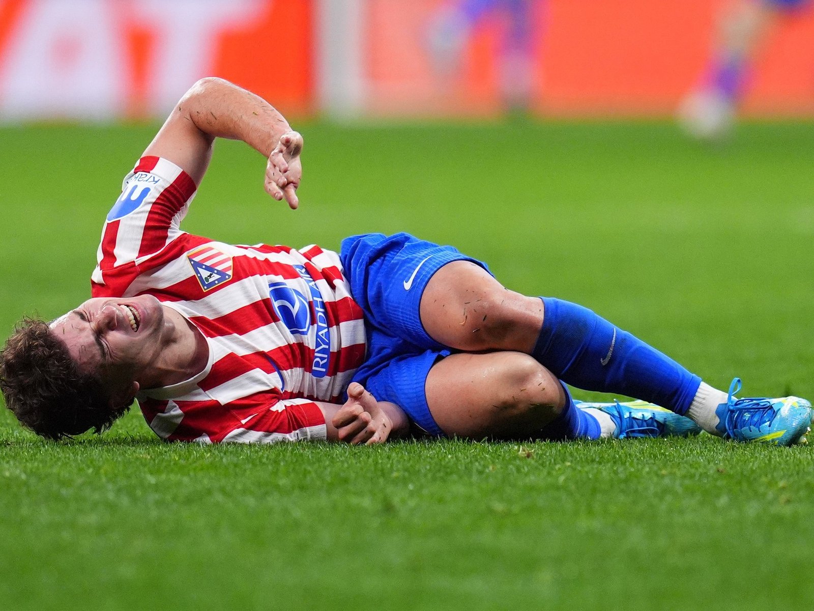 gol de penal para el Atlético de Madrid y un golpe que lo obligó salir ante Arsenal