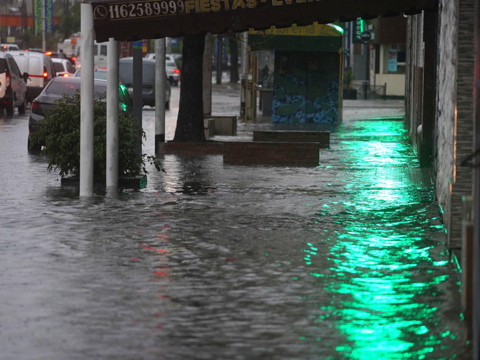 granizo, autos bajo el agua, caída de la temperatura y alertas para este sábado