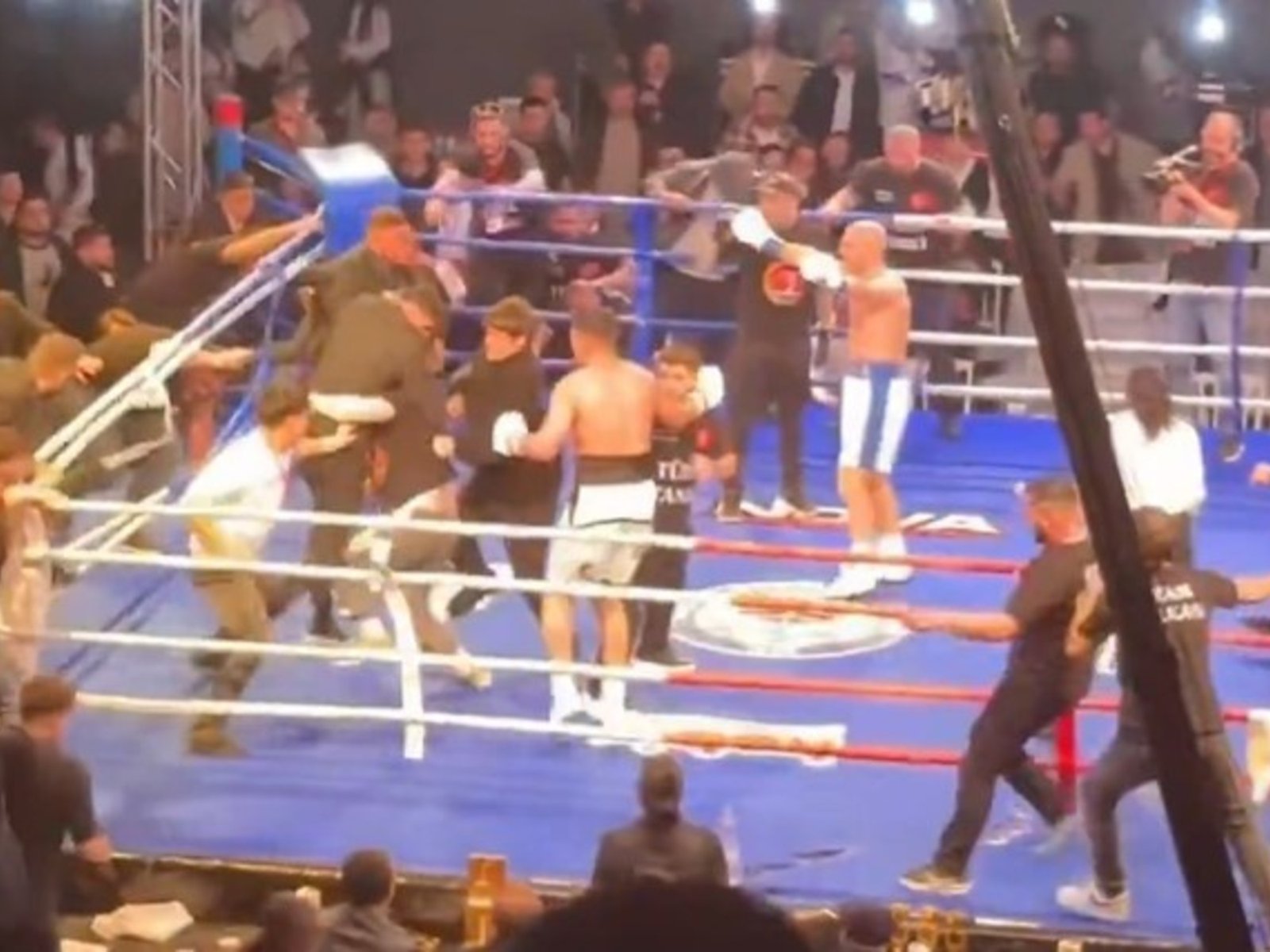 invasión del público, sillas volando y sangrienta gresca entre turcos y rusos