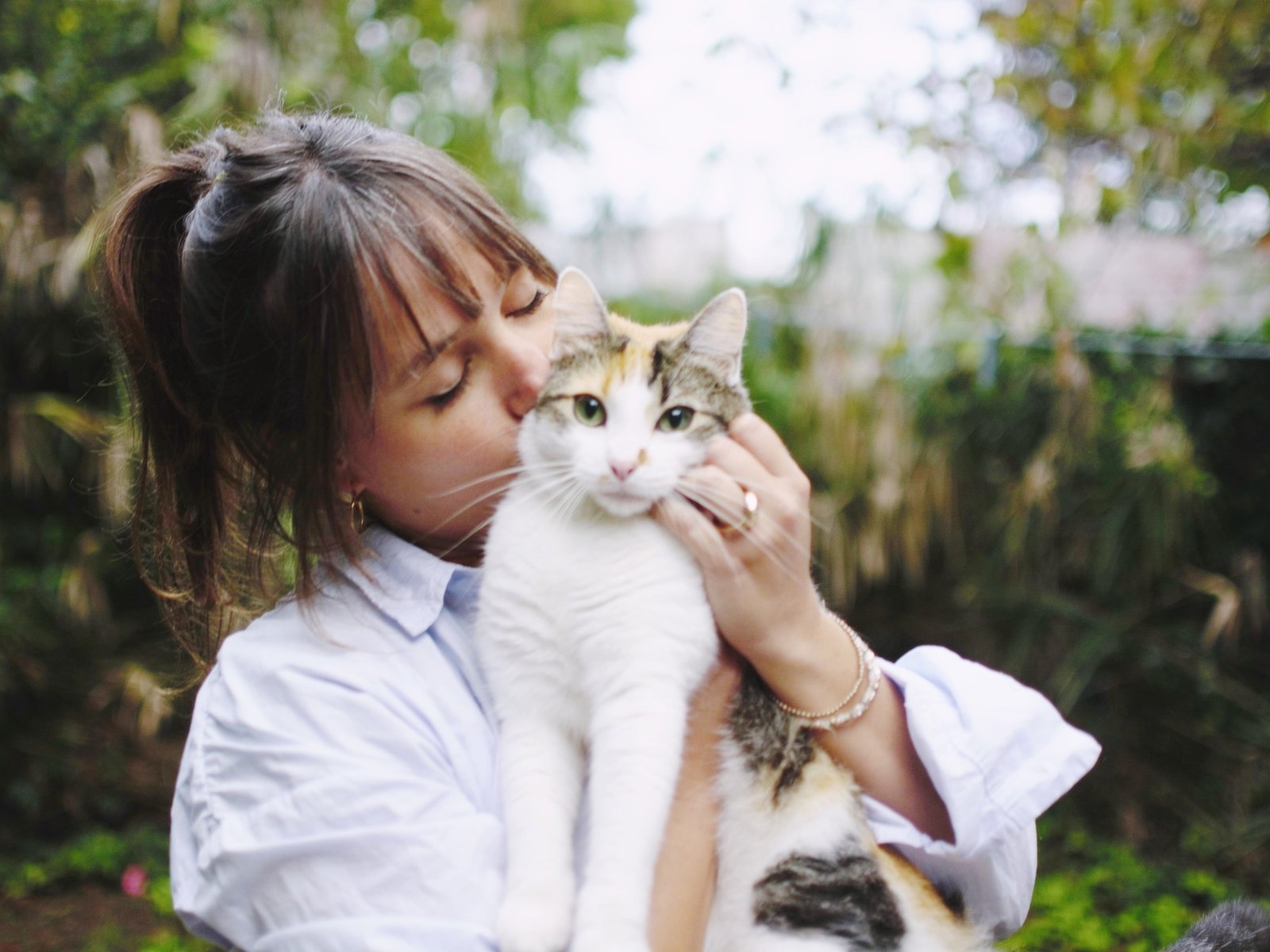 la chúcara Sara estaba siempre sola. No logré dar con el dueño, la tenté con comida y se quedó.