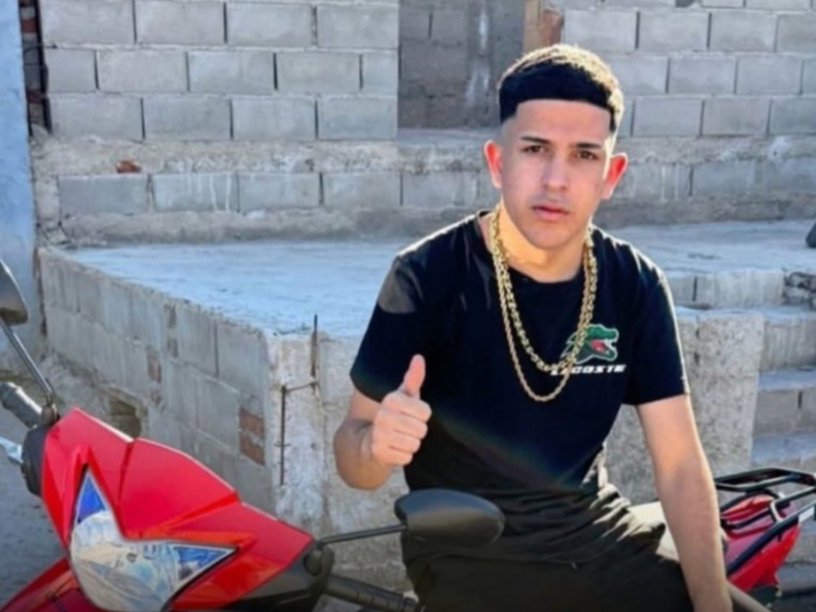 murió el joven que fue detenido y horas después cayó en coma y hubo incidentes en el hospital