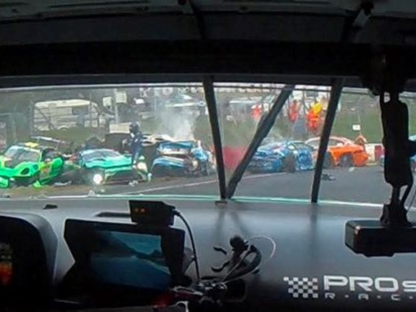 murió el piloto Juha Miettinen tras un brutal choque múltiple que involucró siete autos