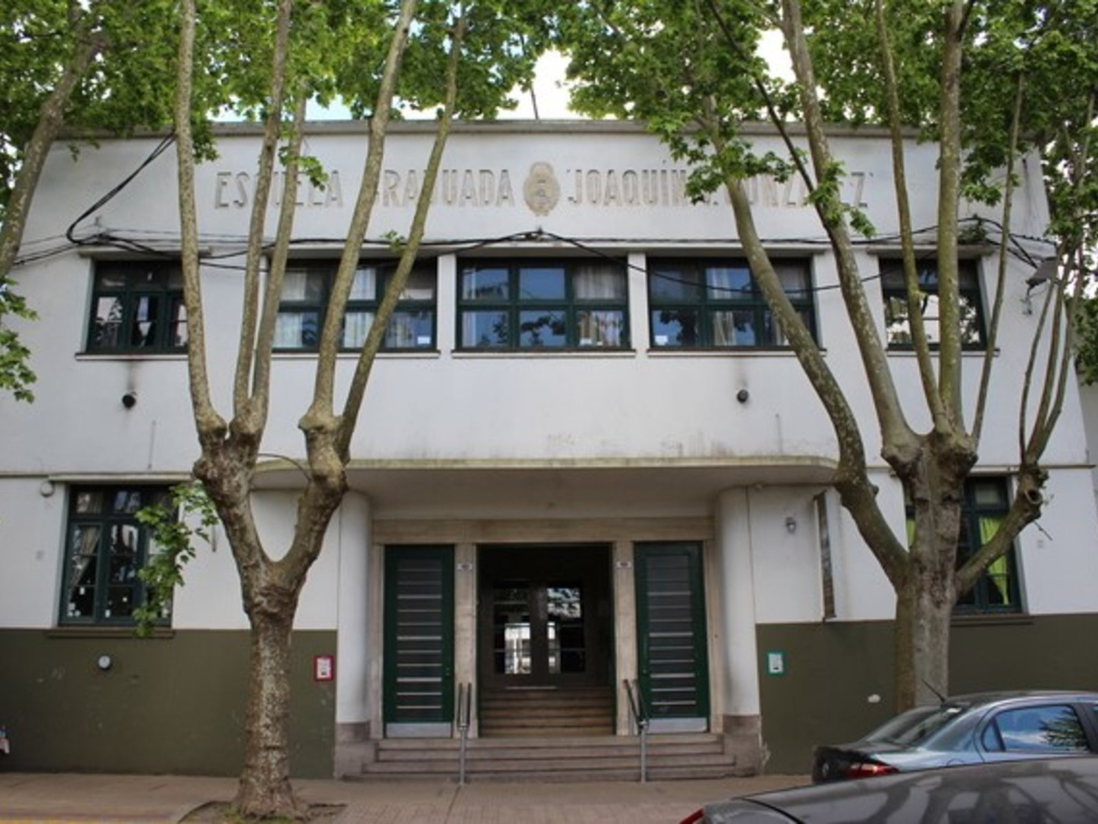 pasacalles, abrazo simbólico y un recurso de amparo para que vuelvan las clases