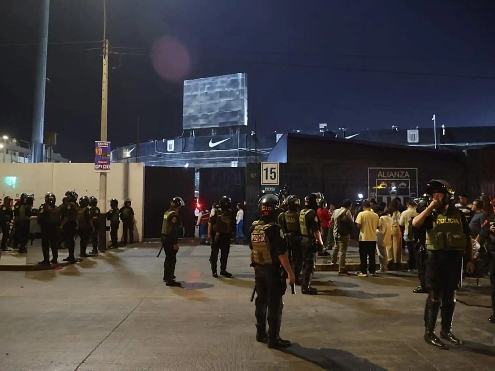se derrumbó un muro en el estadio de Alianza Lima durante un banderazo y hay un muerto y más de 60 heridos