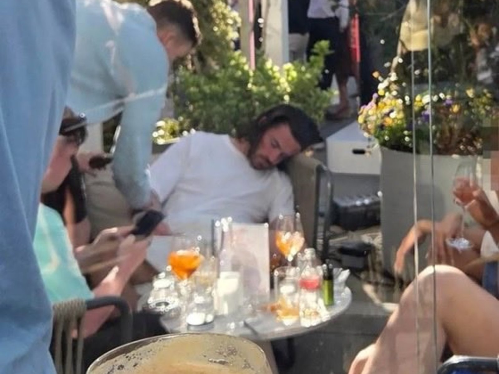 se durmió en un bar en Inglaterra después de una fiesta