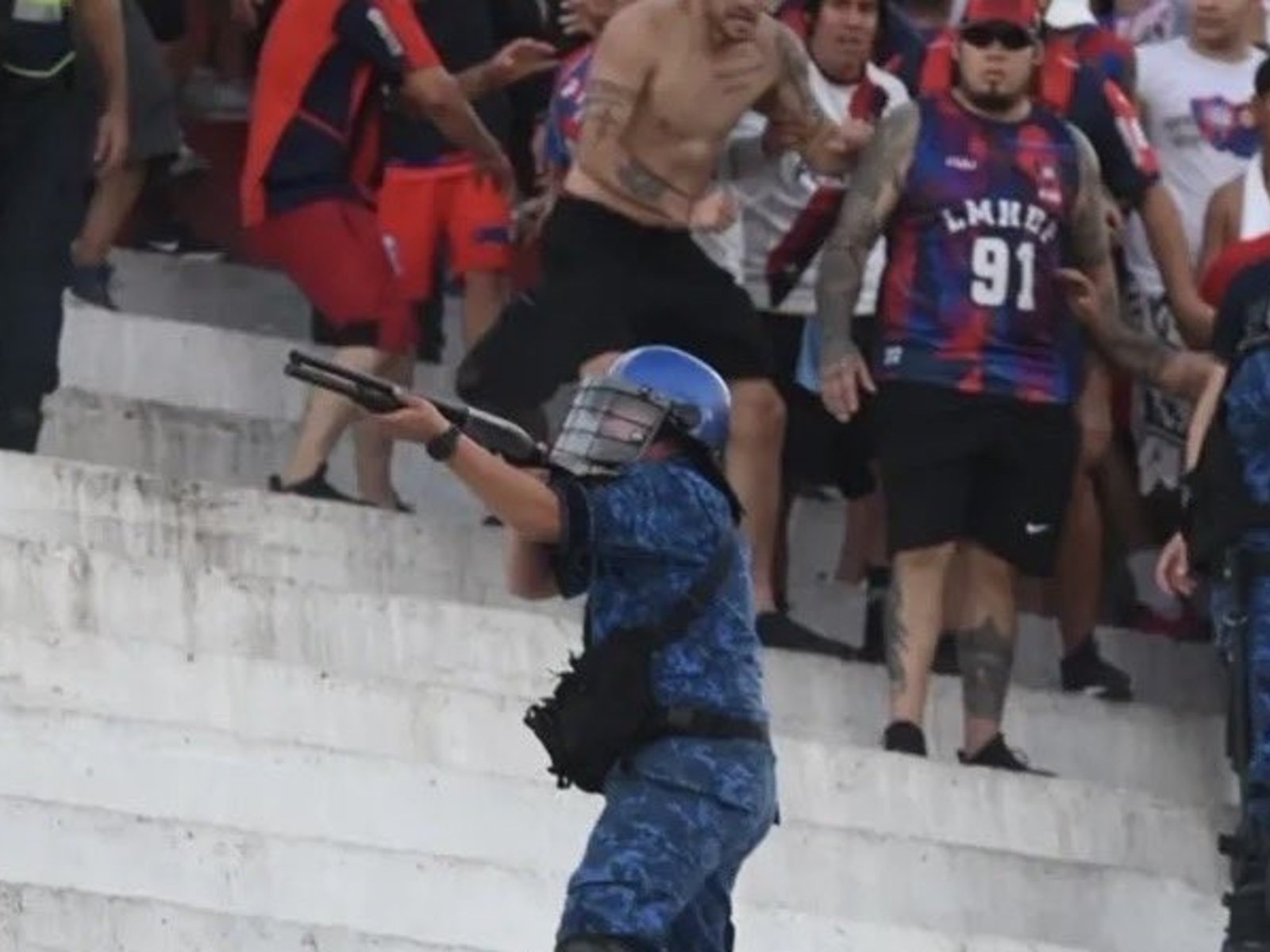 tiros, heridos, disturbios con la policía y suspensión del partido