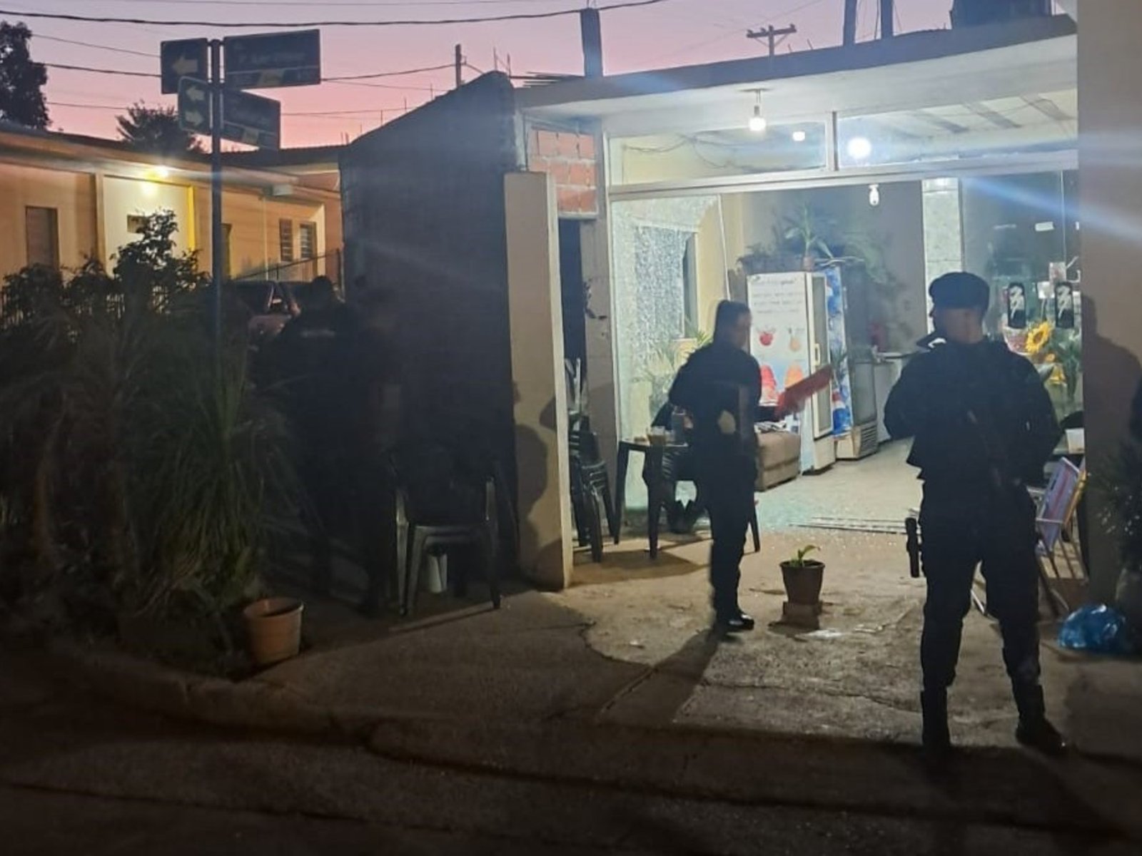 tomaba una cerveza en un bar de Misiones y sicarios lo acribillaron a balazos