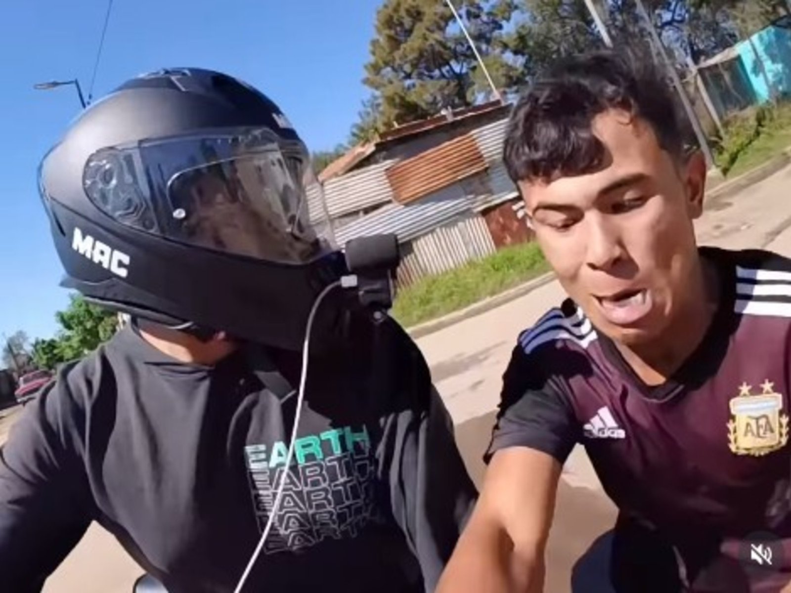 trataron de robarle a un influencer que viajaba en moto y quedó todo registrado en su cámara