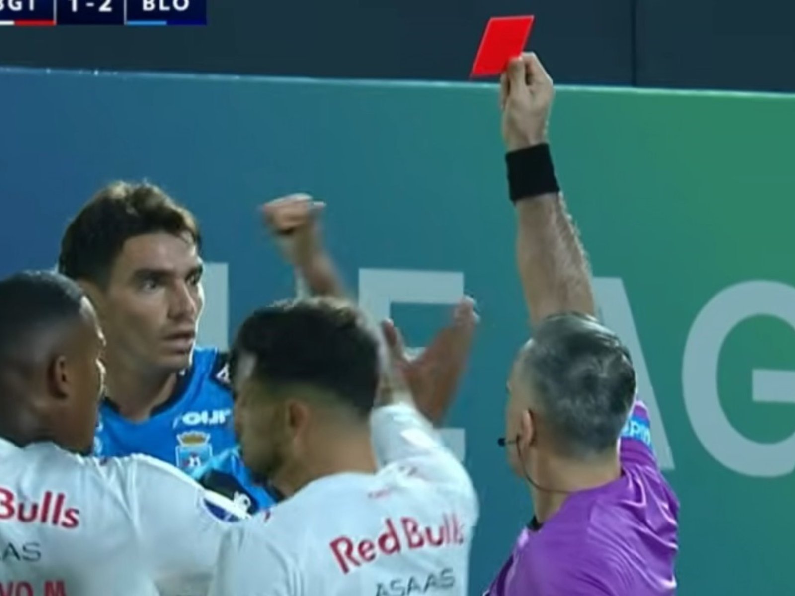 un argentino pegó dos patadas en la misma jugada, le sacaron dos amarillas y se fue expulsado