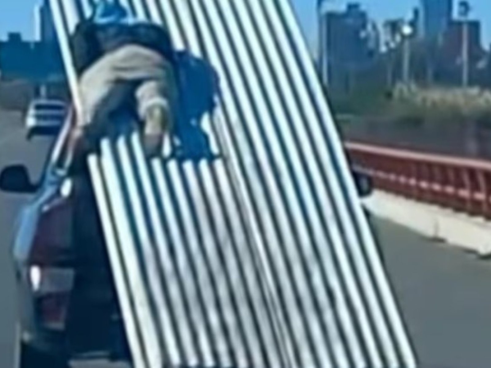 un hombre viajó en la caja de una camioneta acostado sobre chapas