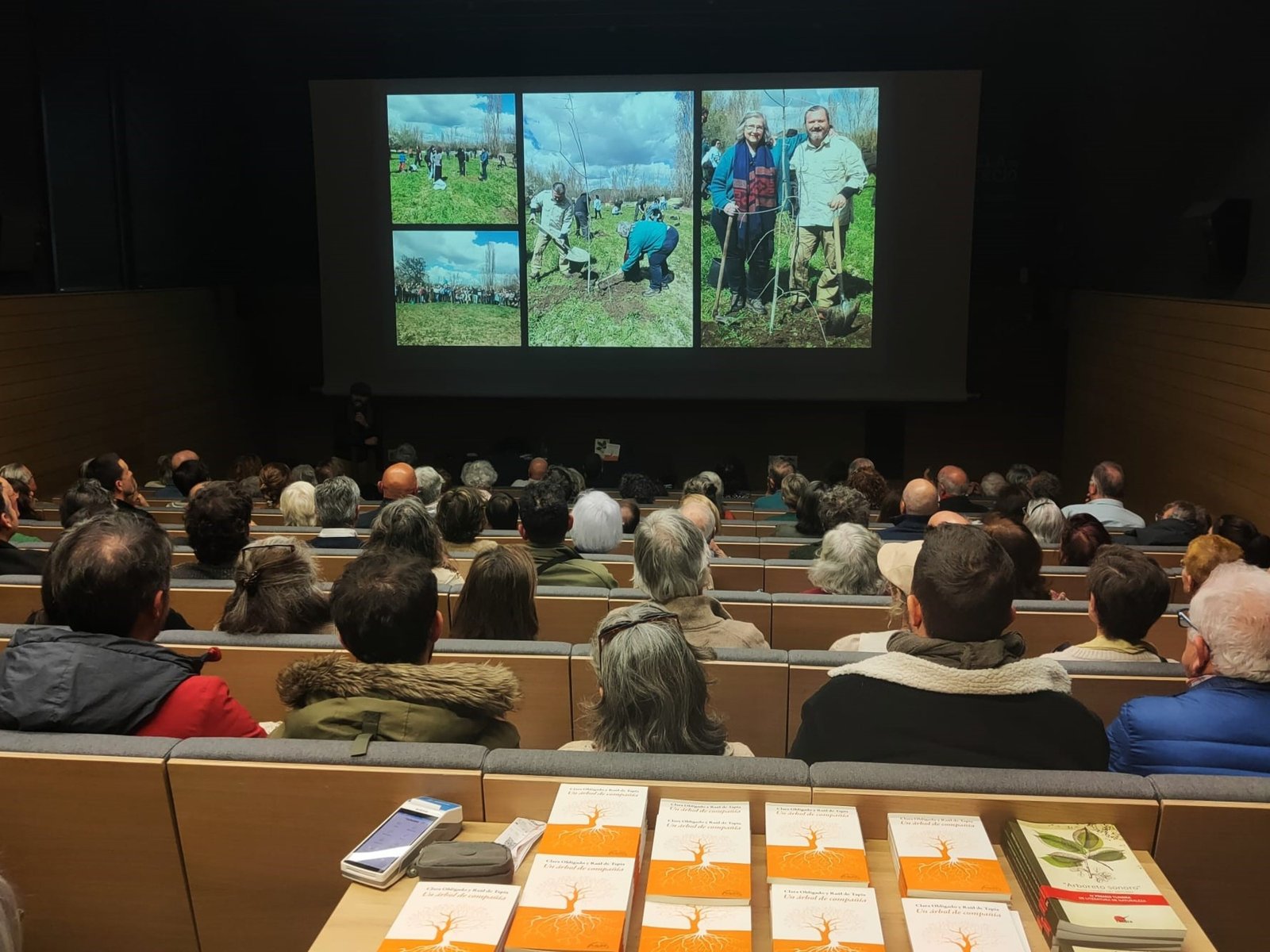 un proyecto literario que transforma poemas en árboles
