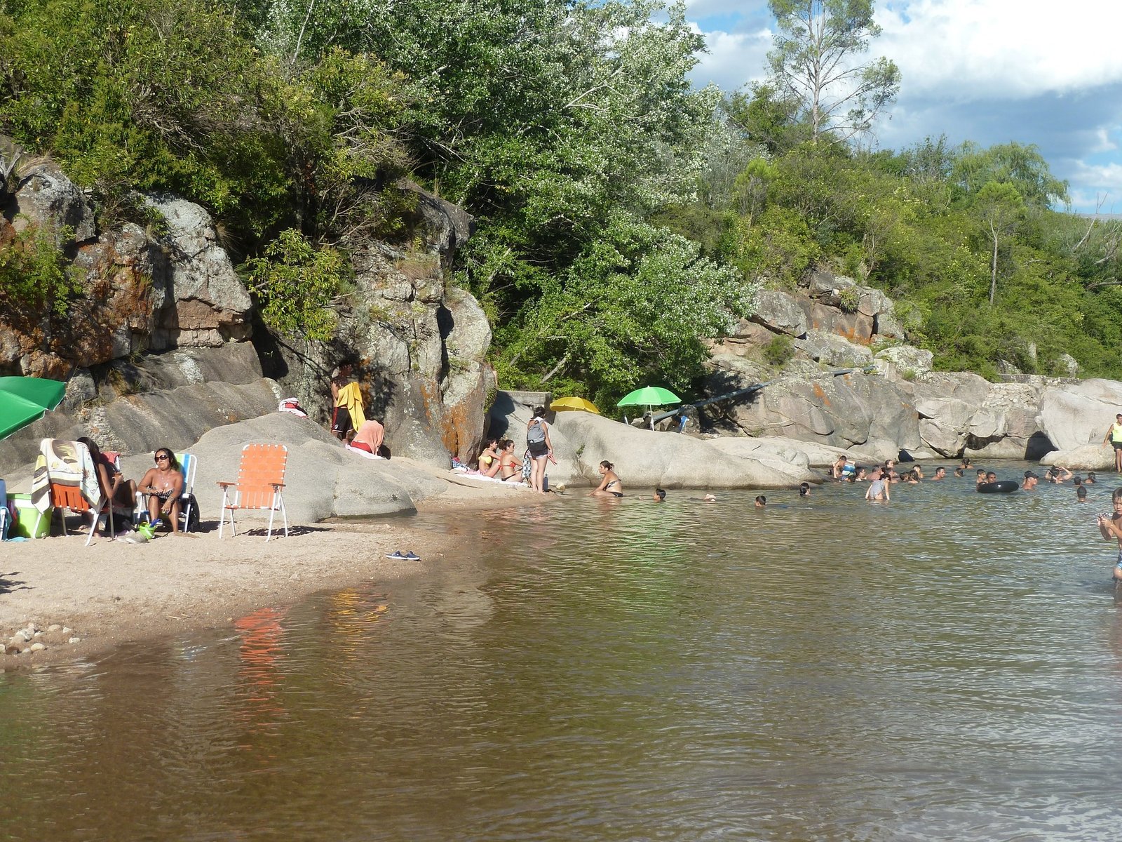 un turista murió ahogado tras tirarse a nadar a un río mientras estaba de vacaciones con su mujer