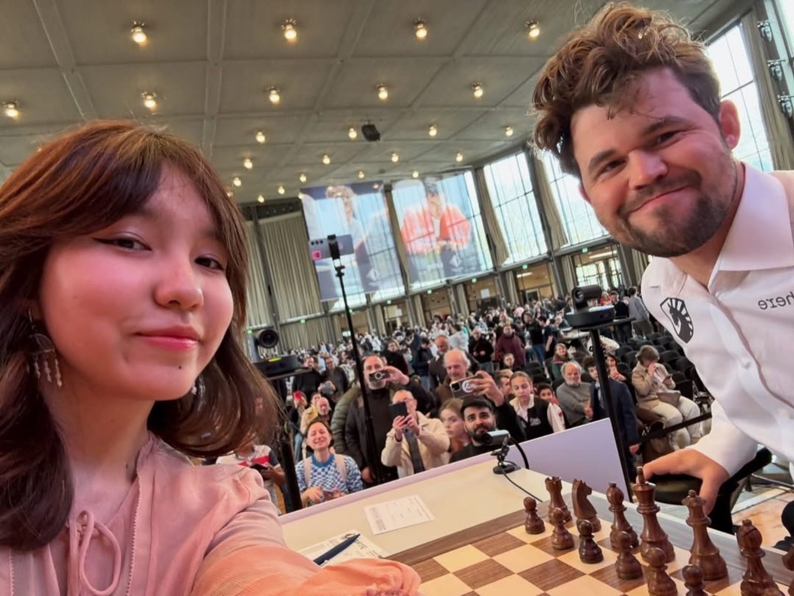 una jugadora le pidió una selfie a Magnus Carlsen, que posó para la foto y después la dejó en evidencia