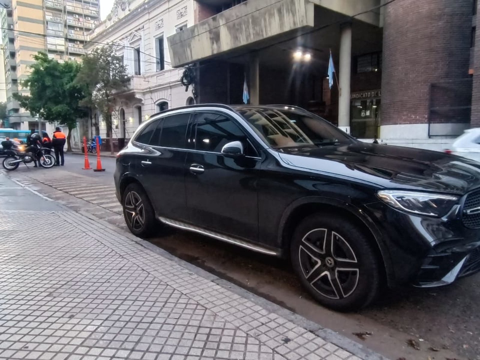 una mujer resultó herida y el DT de Newell's fue escoltado por la policía para declarar