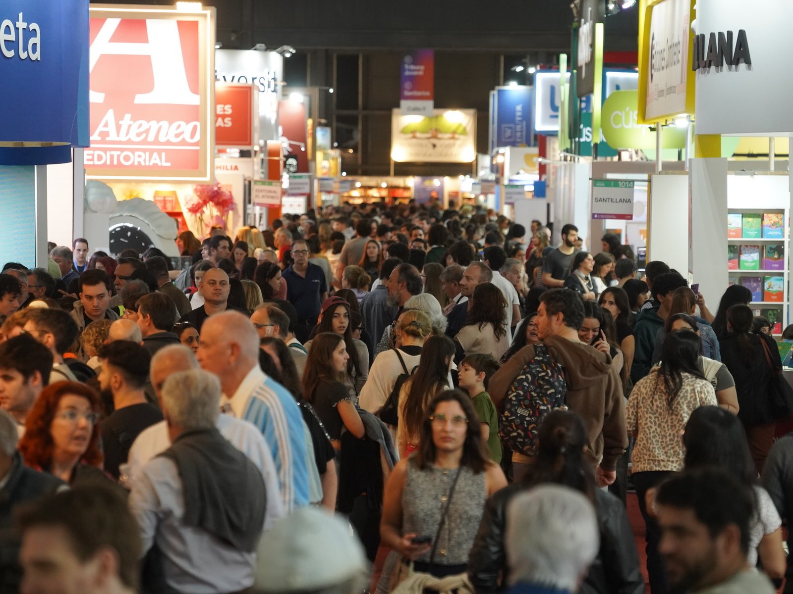 una multitud, en la Noche de la Feria del Libro 2026
