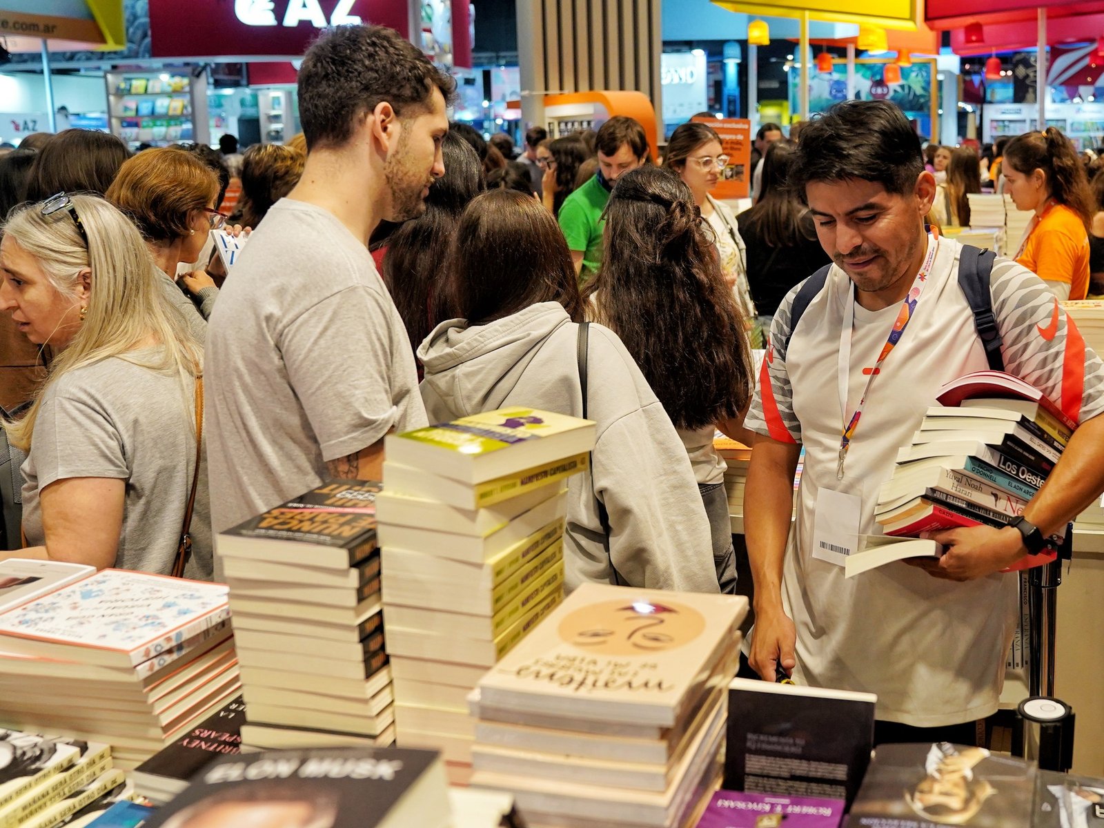 ¿Cuánto cuesta ir a la Feria del Libro? Entrada, libros y una bebida, un informe con todos los precios