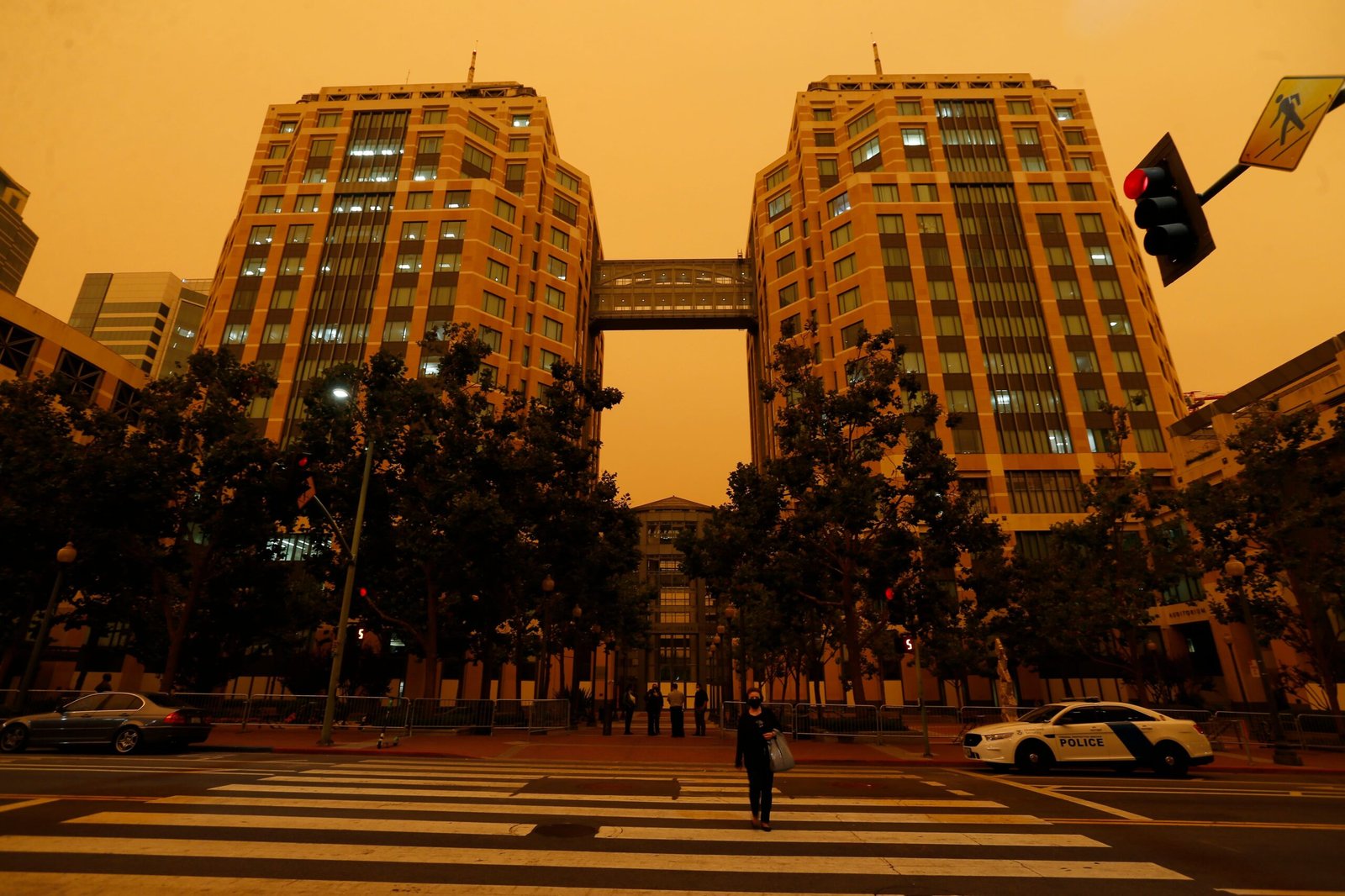 La corte Ronald V. Dellums de Oakland, California, envuelta en un cielo naranja con motivo de unos graves incendios producidos en la zona, en septiembre de 2020.