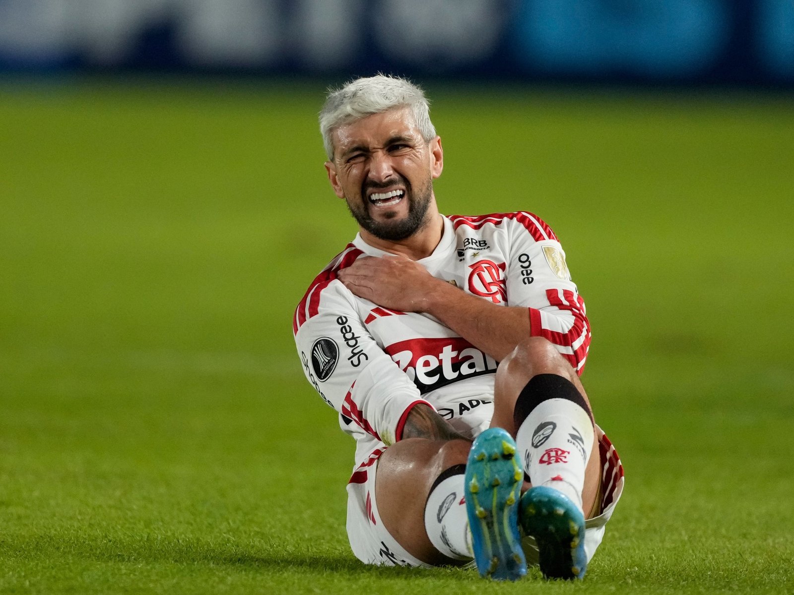 ¿Uruguay pierde otra pieza clave para el Mundial 2026? De Arrascaeta se fracturó la clavícula en Estudiantes vs Flamengo por la Libertadores