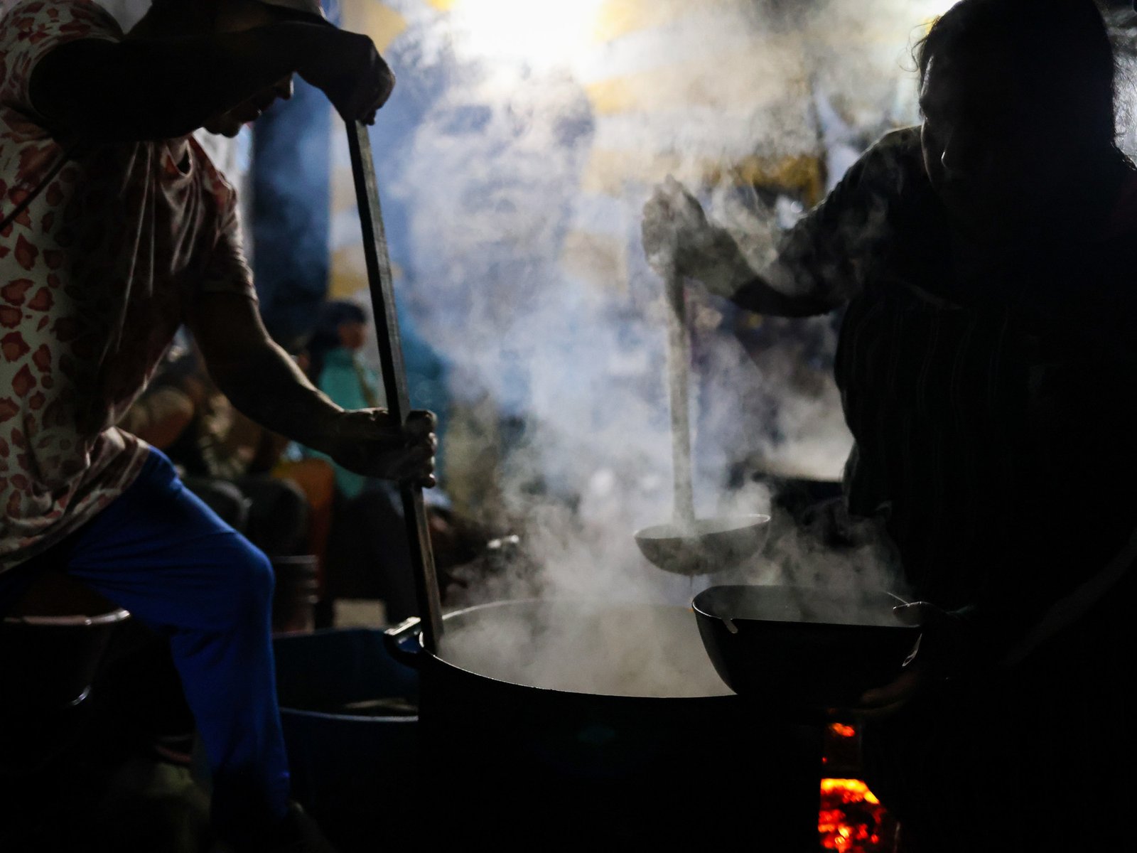 200 familias buscan comida caliente cada semana
