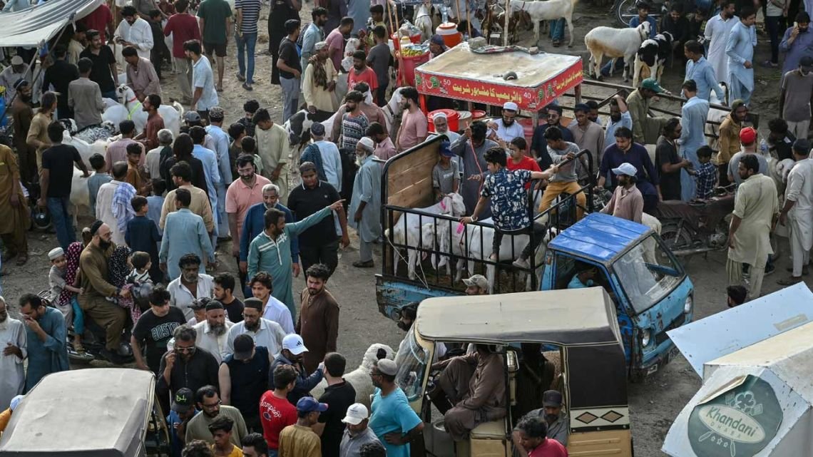 24 muertos en Pakistán por el ataque a un tren con personal militar