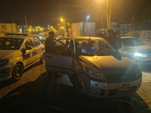 Abandonó el auto tras una persecución y la policía secuestró marihuana en su interior