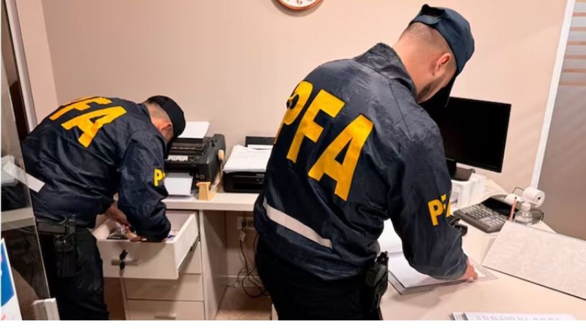 Acusan a funcionaria de Morón de integrar una banda narco tras encontrar medio kilo de cocaína en su casa