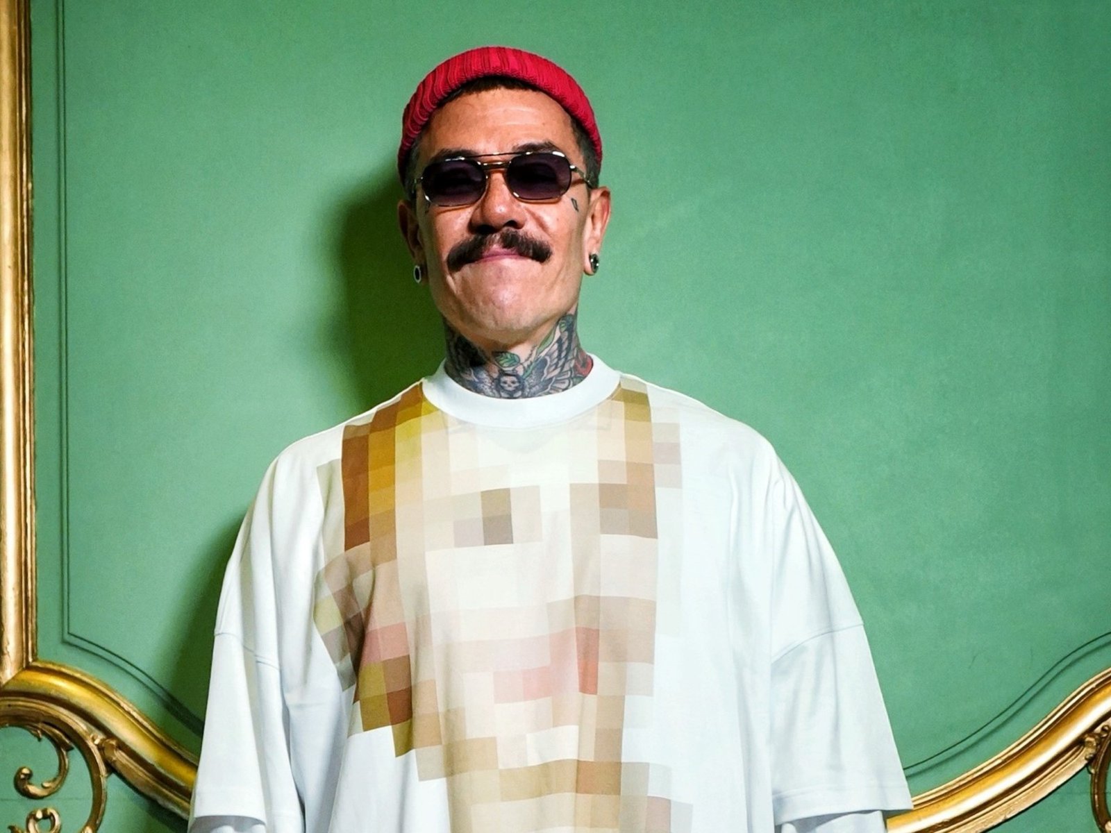 Adrián Appiolaza, el argentino que dirige una marca top y lleva a Evita y Mafalda en sus diseños de ropa