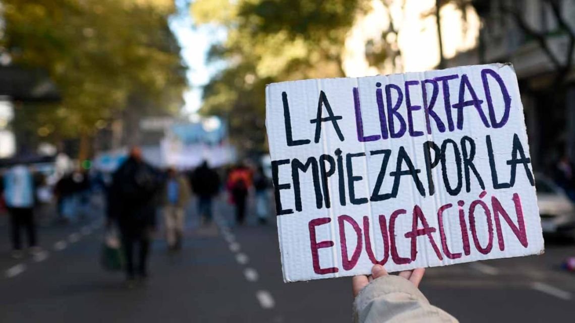 Aulas en rojo y fuga de docentes: la cruda radiografía detrás de la multitudinaria marcha universitaria