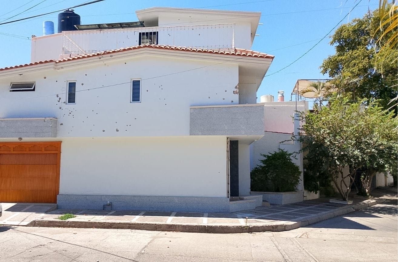 Baleada la casa donde creció la familia de Rubén Rocha en Culiacán