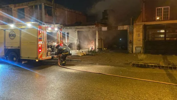Bomberos sofocaron un incendio de una vivienda en la avenida Polonia