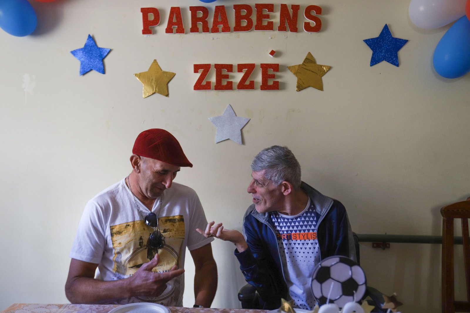 Dos supervivientes, Bento Marcio da Silva y Zezé, celebran en 2021 el cumpleaños del segundo en la residencia terapéutica donde fueron instalados.