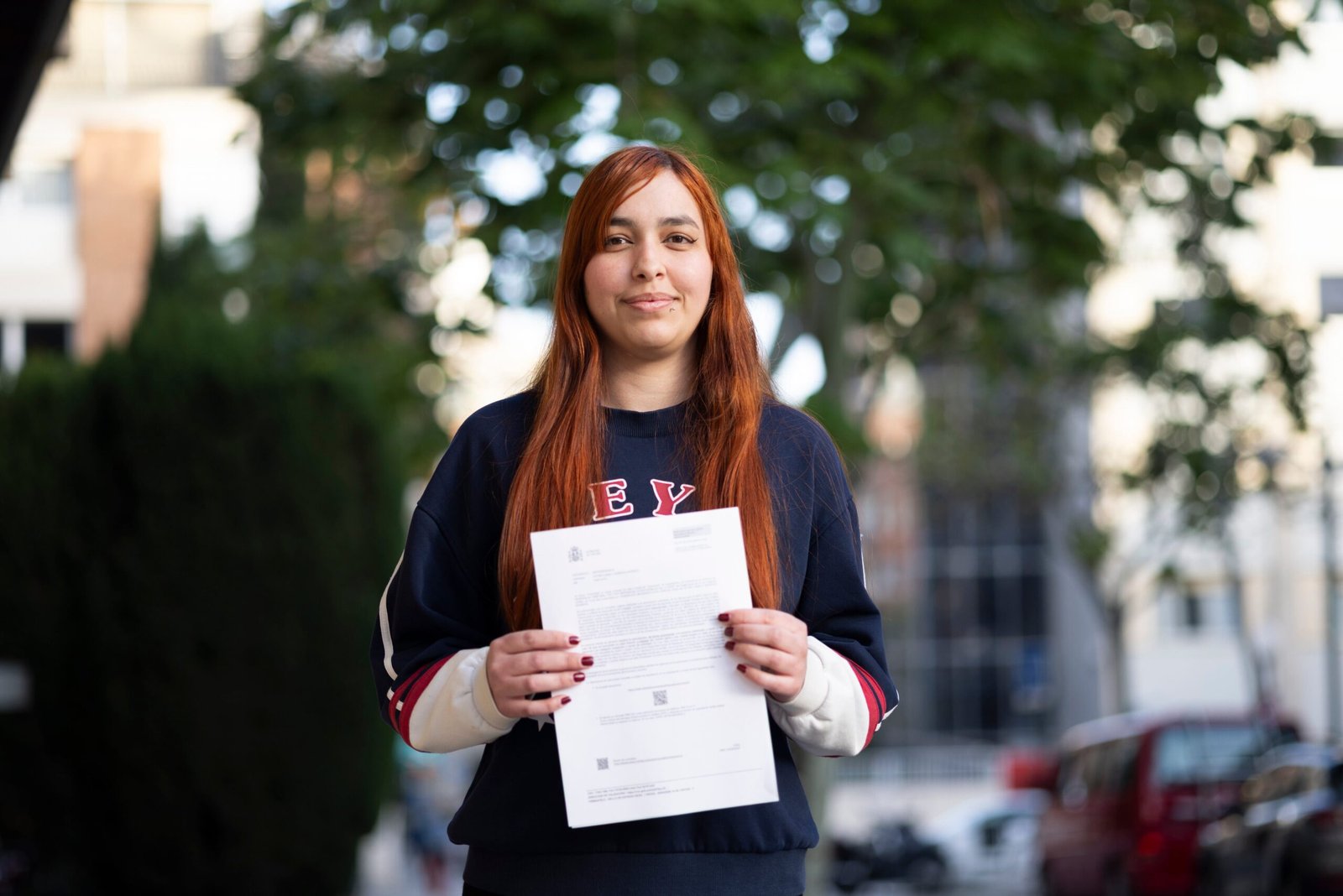 Camila Herrera muestra la admisión a trámite de su solitud de regularización, el pasado abril en Barcelona.