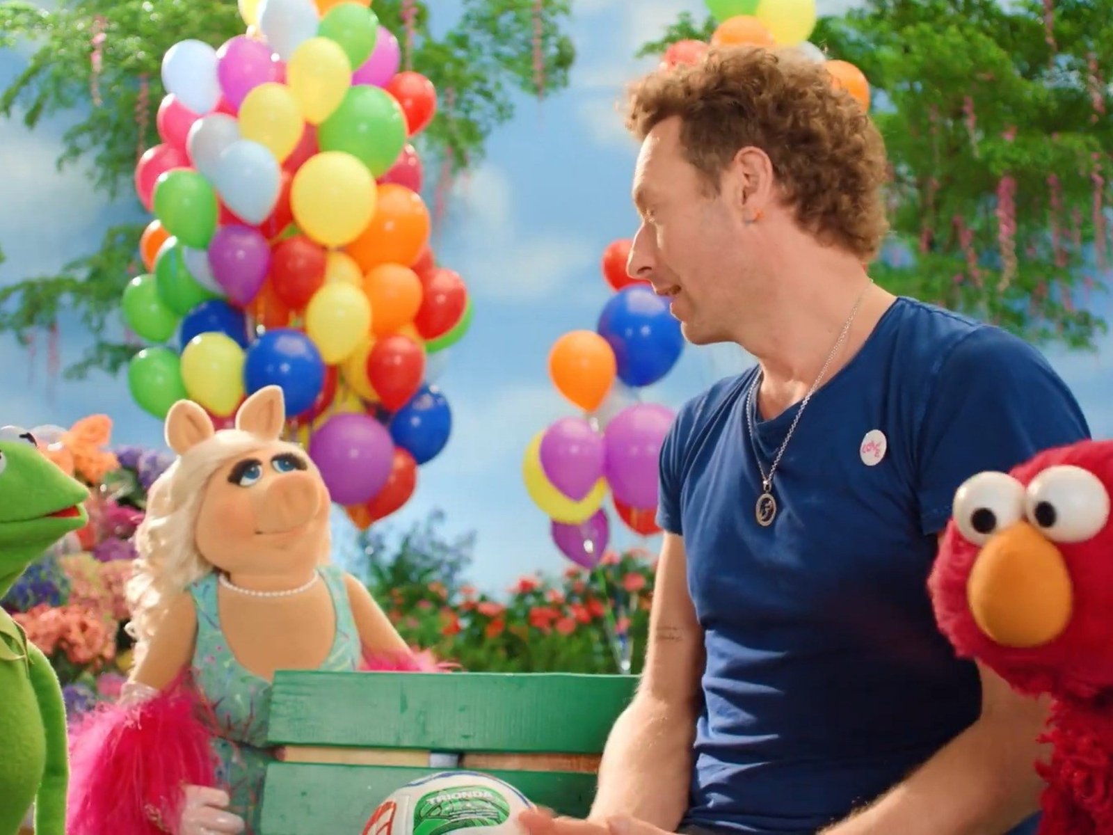 Chris Martin y los Muppets anunciaron a las mega estrellas que participarán en el show de medio tiempo de la final del Mundial