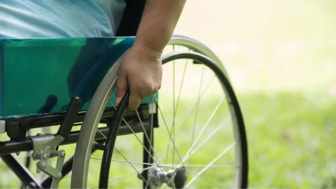 Cobra $345 mil de una pensión por discapacidad y trabaja 8 horas en su handbike: "Ya al vernos nos juzgan"
