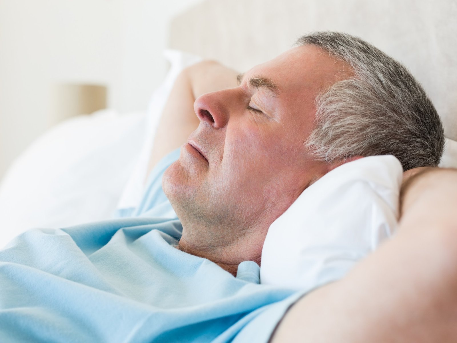 Confirman que los mayores de 56 años que duermen siestas largas y frecuentes tienen más riesgo de muerte