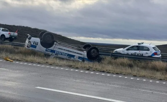 Cuatro personas fueron hospitalizadas tras el vuelco de un móvil penitenciario