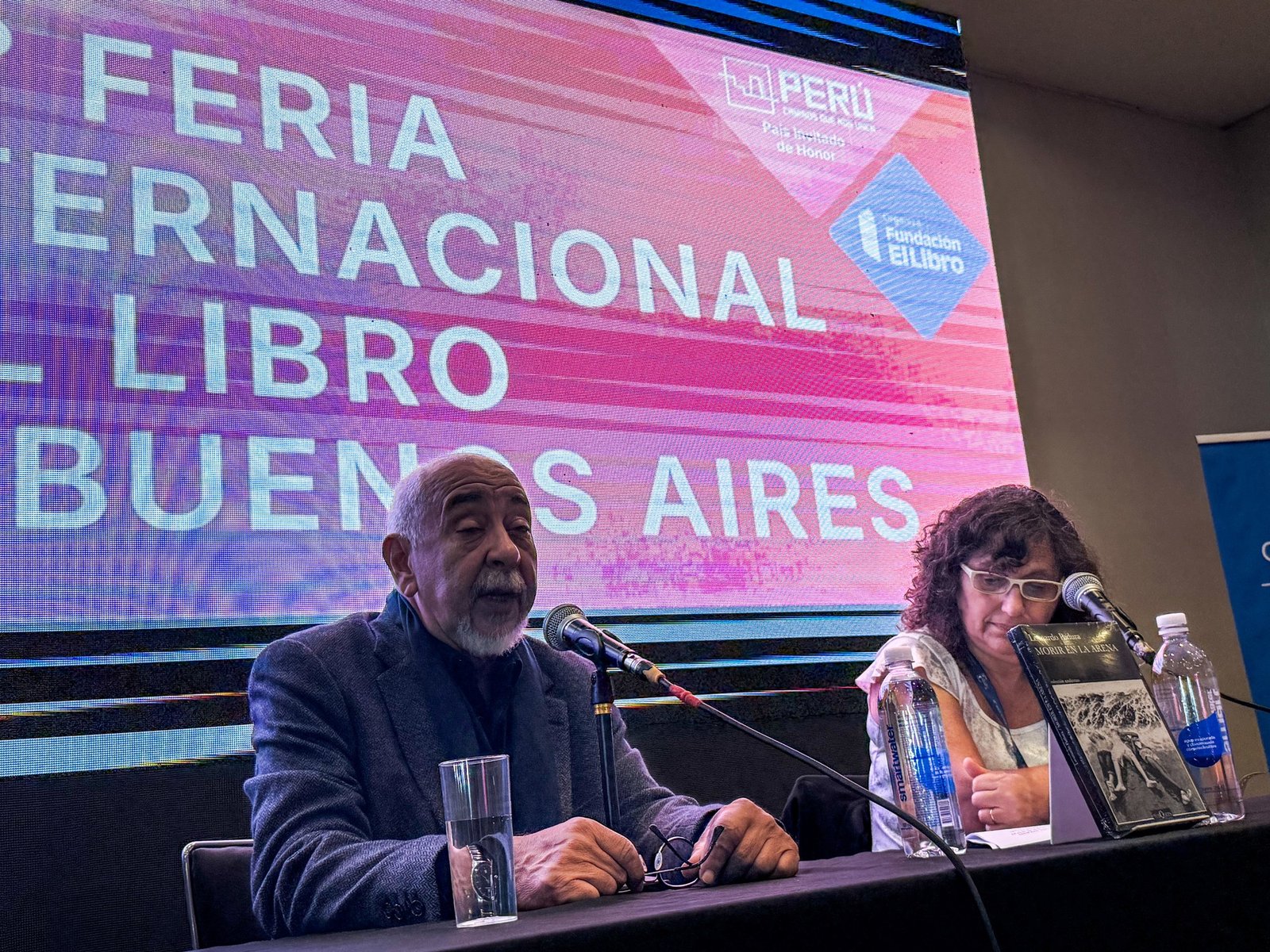 “Cuba debe cambiar”, dijo al presentar ‘Morir en la arena’ a sala llena
