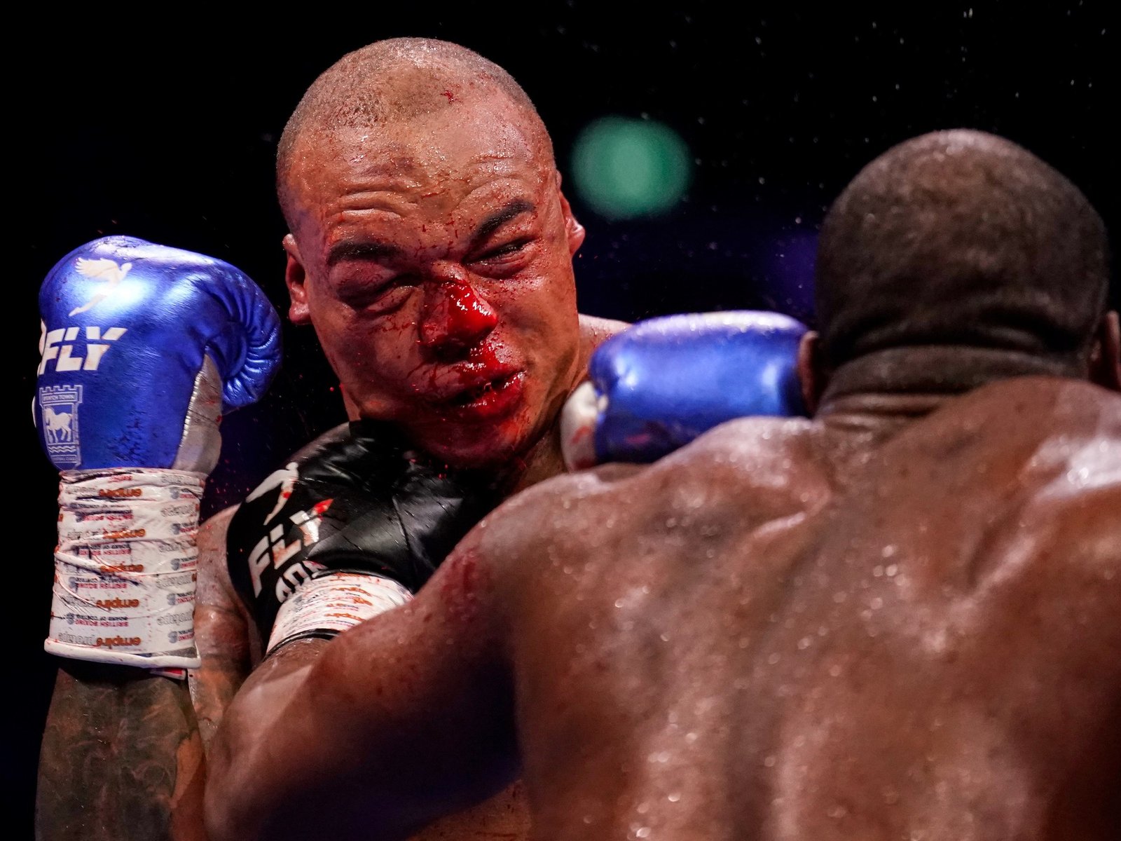 Daniel Dubois cayó a la lona dos veces pero le metió una mano brutal a Fabio Wardley, le sacó el invicto y vuelve a ser campeón de los pesados