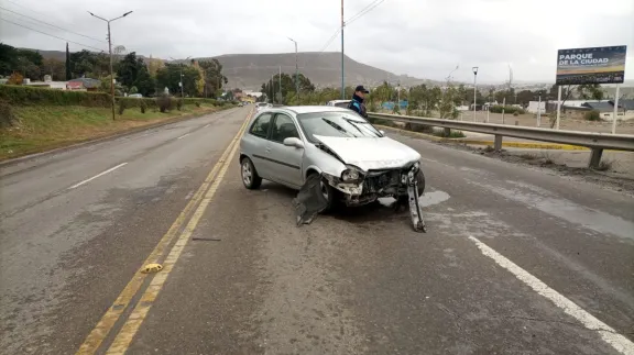 Derrapó y chocó en la curva del Chalet Huergo