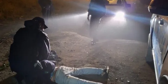 Detuvieron a un hombre cuando escapaba con un parabrisas robado de un vehículo