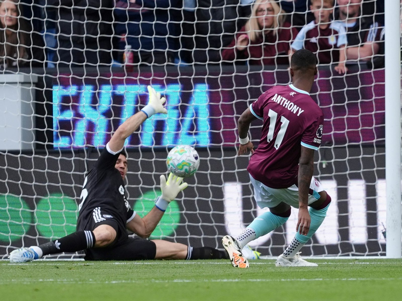 Dibu Martínez metió una asistencia inusual, pero no alcanzó para que Aston Villa le ganara al descendido Burnley por la Premier League