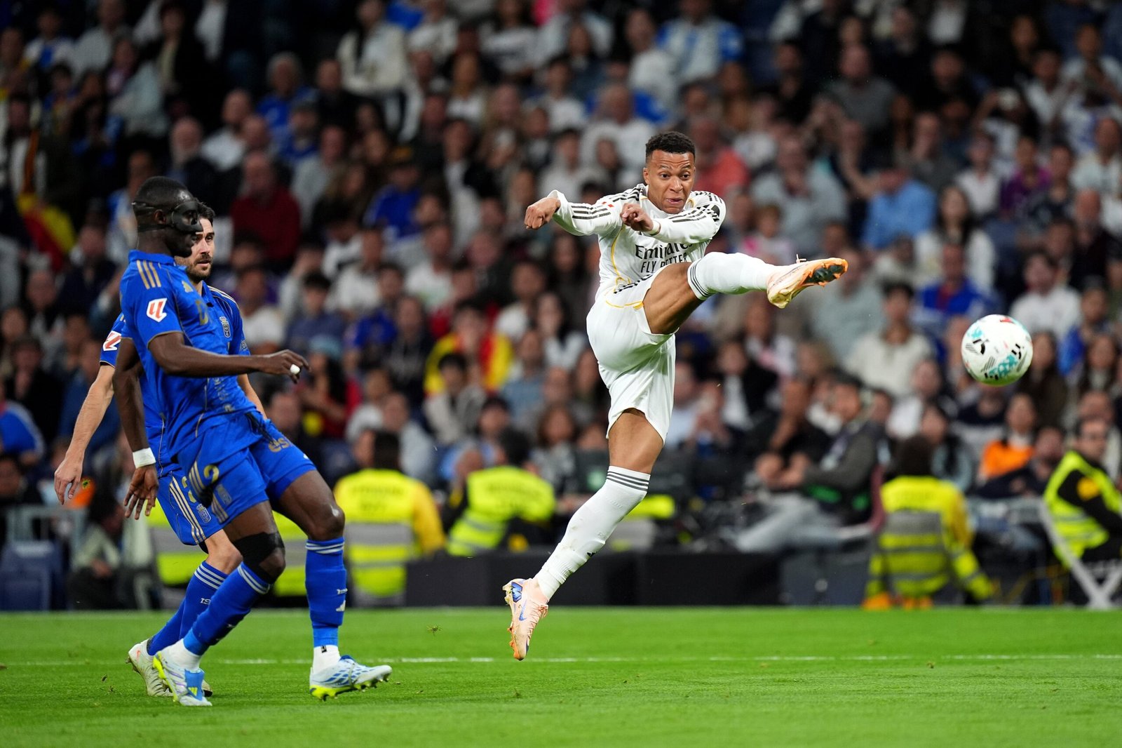 Dos goles no curan el desencanto del Bernabéu con el Real Madrid